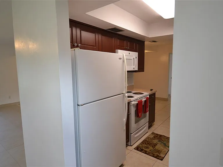2357 White Oak Cir — Photo 3