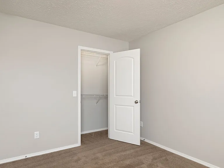 552 W Danielle St — Photo 2