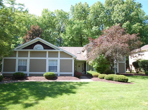 1327 Fox Run Dr, Youngstown, OH 44512