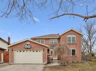 14 Robertson Cres, Kitchener, ON N2R 1B4