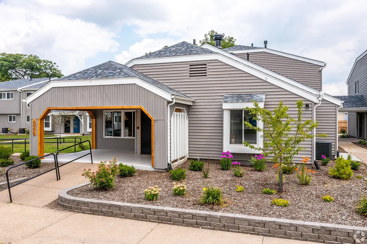 Building Photo - 4000 Archer Dr