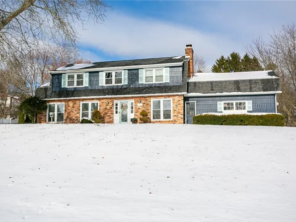 31 Crestview Dr, Pittsford, NY 14534
