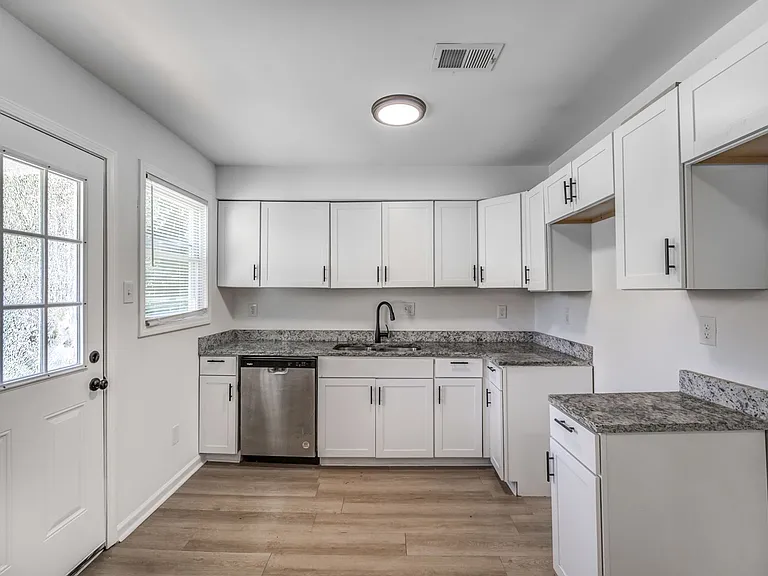 774 Frayser Dr — Photo 3