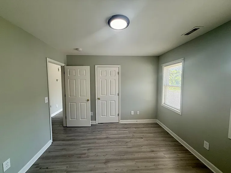 Two bedroom, one bath apartment in Burlington — Photo 18