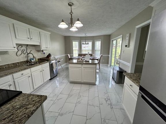 4th image of 4107 Craigwood Ln