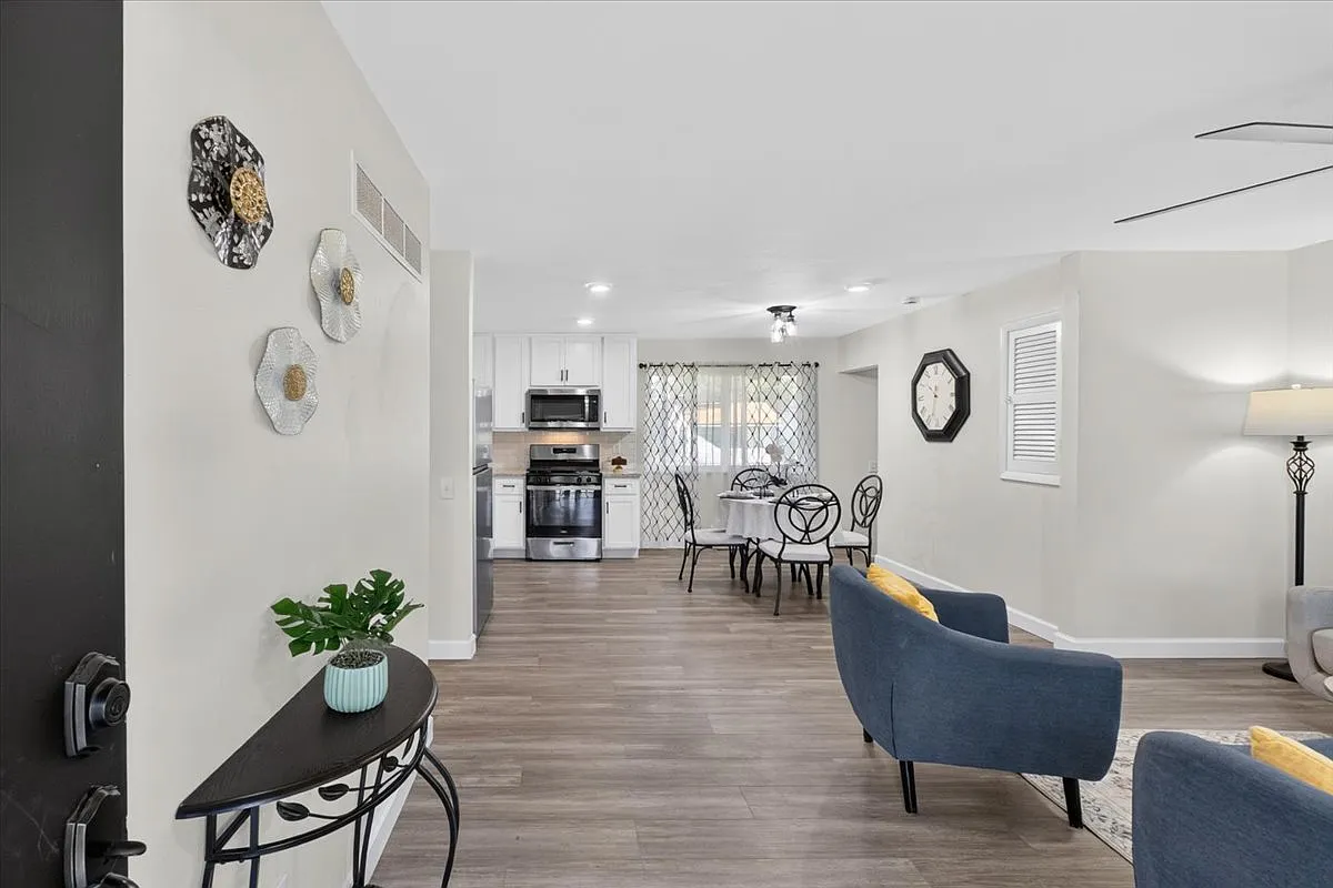 3 bed, 968 sqft, $2,100 — Photo 3