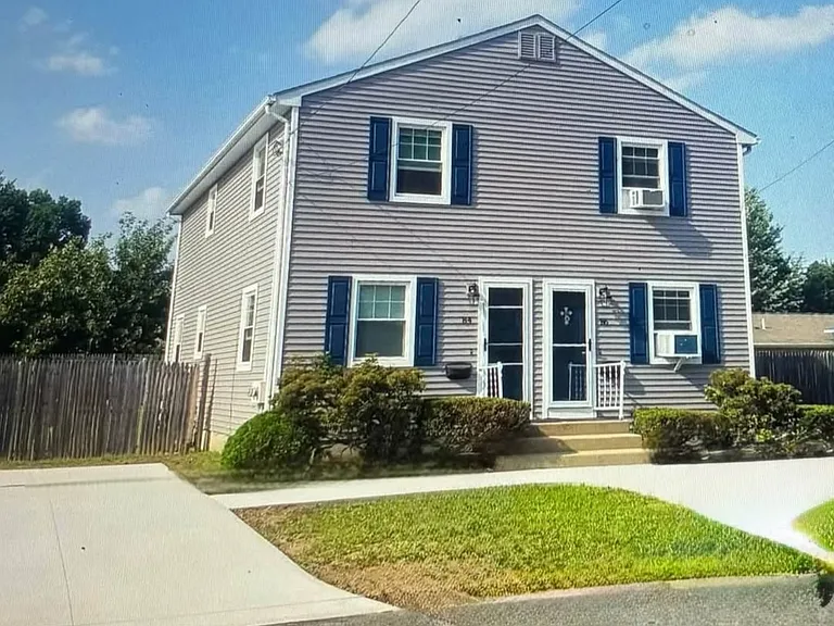 Townhouse style with separate driveway.