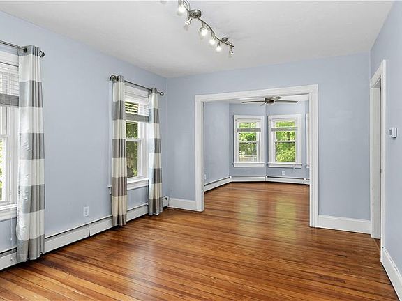 4th image of 68 Fuller Ave E