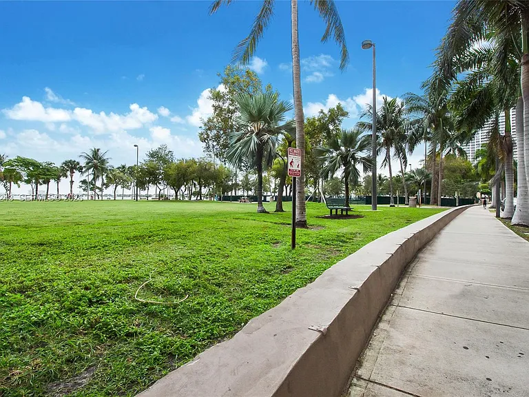 2000 N Bayshore Dr #626 — Photo 33
