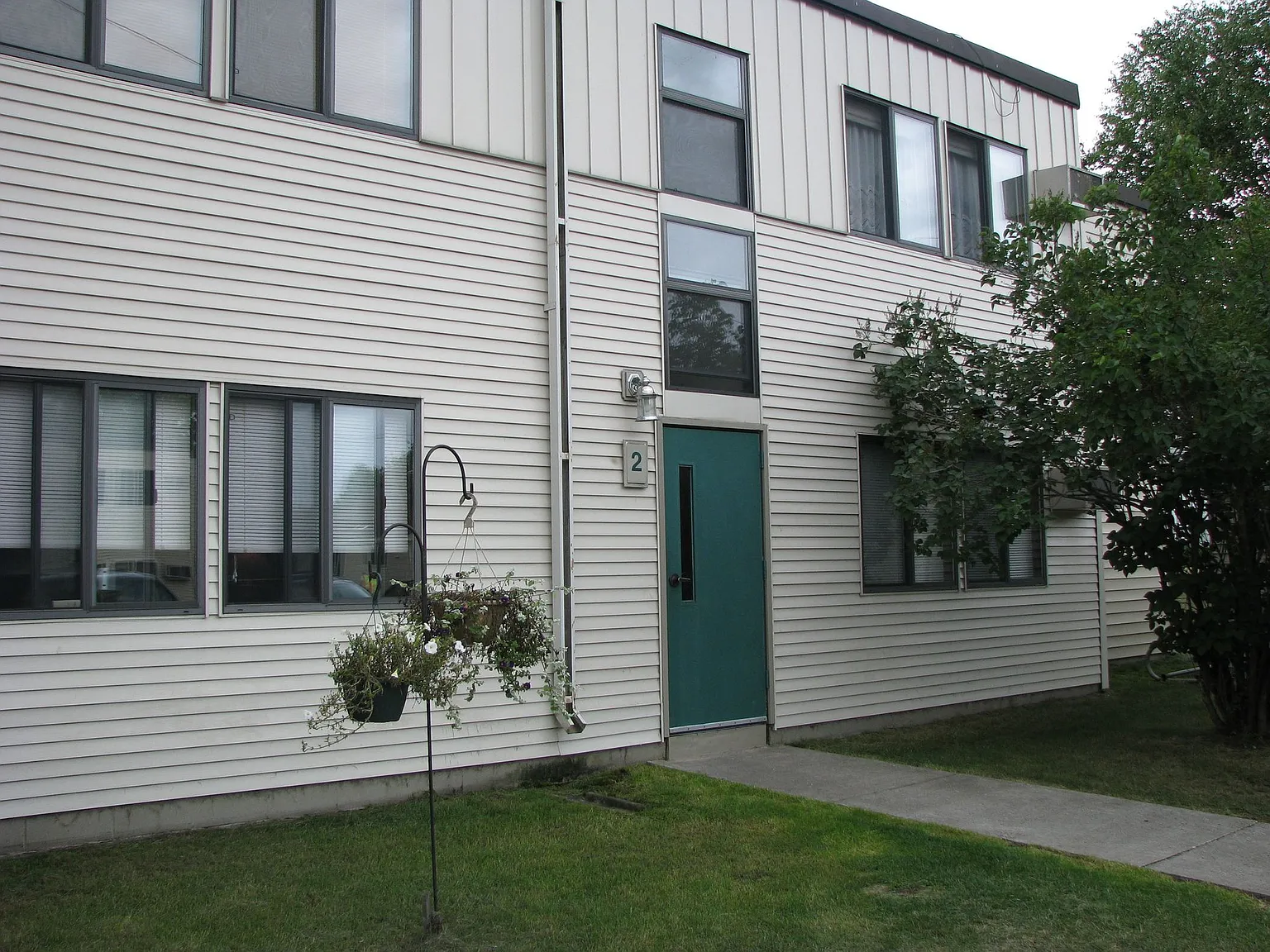 Lakeside Manor Apartments — Photo 3