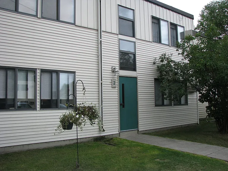 Lakeside Manor Apartments — Photo 3
