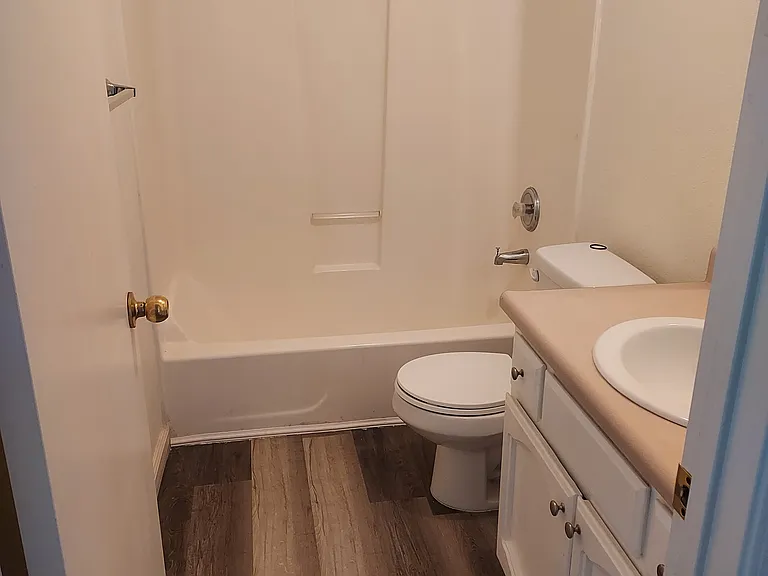 313 E Kern St — Photo 2