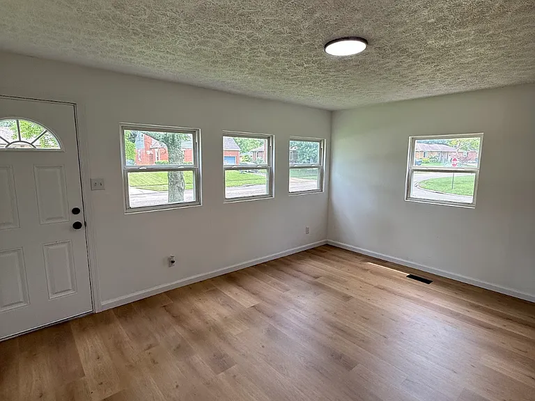 608 Schuyler Dr — Photo 10