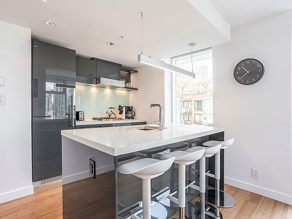 3rd image of 777 Richards St N #1304209
