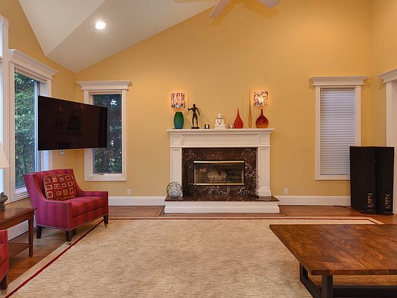 4th image of 9 Crabtree Ln