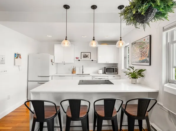 122 W 9th St #2, South Boston, MA 02127