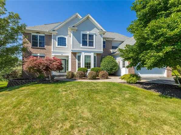 8 Fairpoint Dr, Fairport, NY 14450