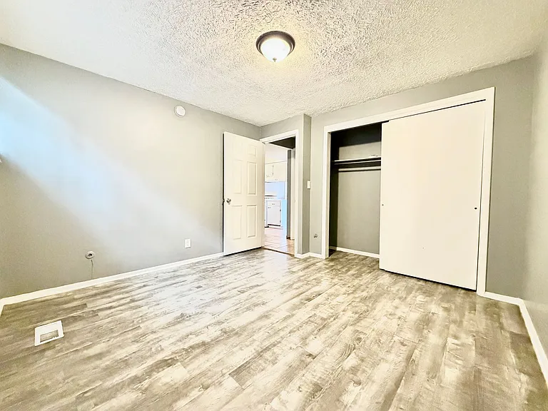 353 S 1100 E — Photo 16