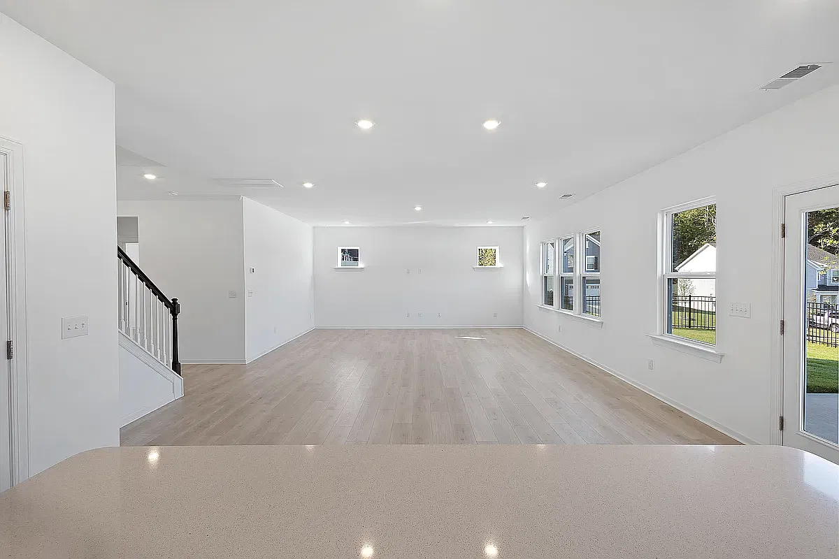 5 bed, 3222 sqft, $2,700 — Photo 2