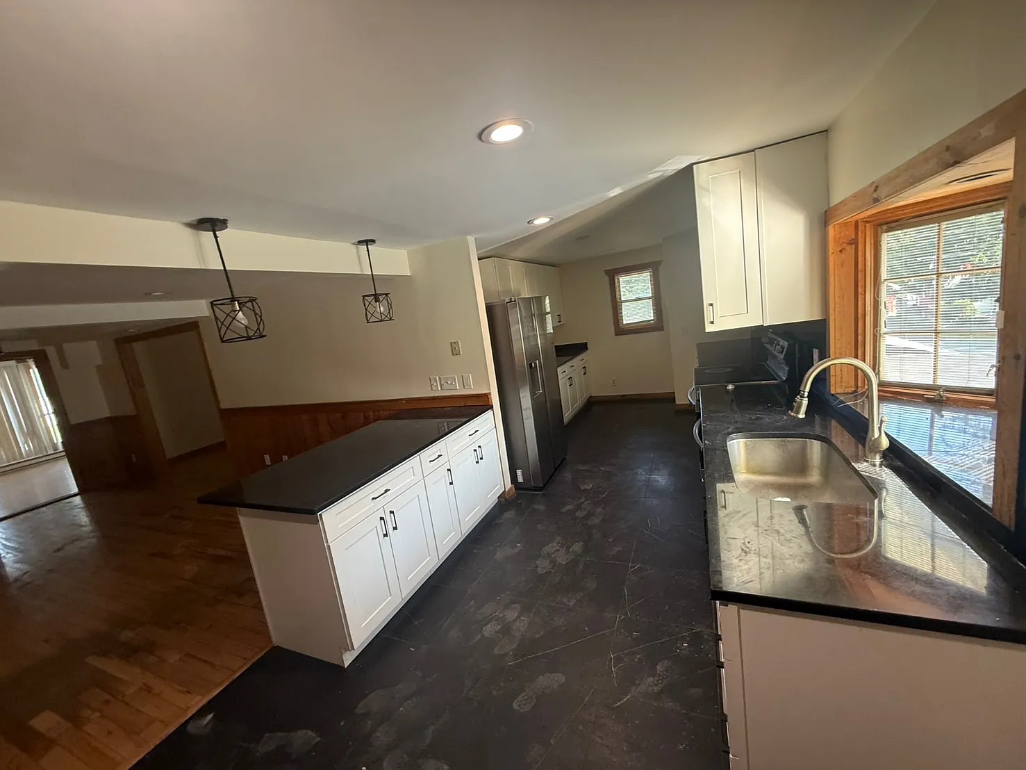 5 bed, 4000 sqft, $3,400 — Photo 2