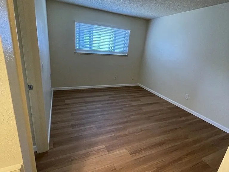 1337 Castlemont Ave — Photo 12