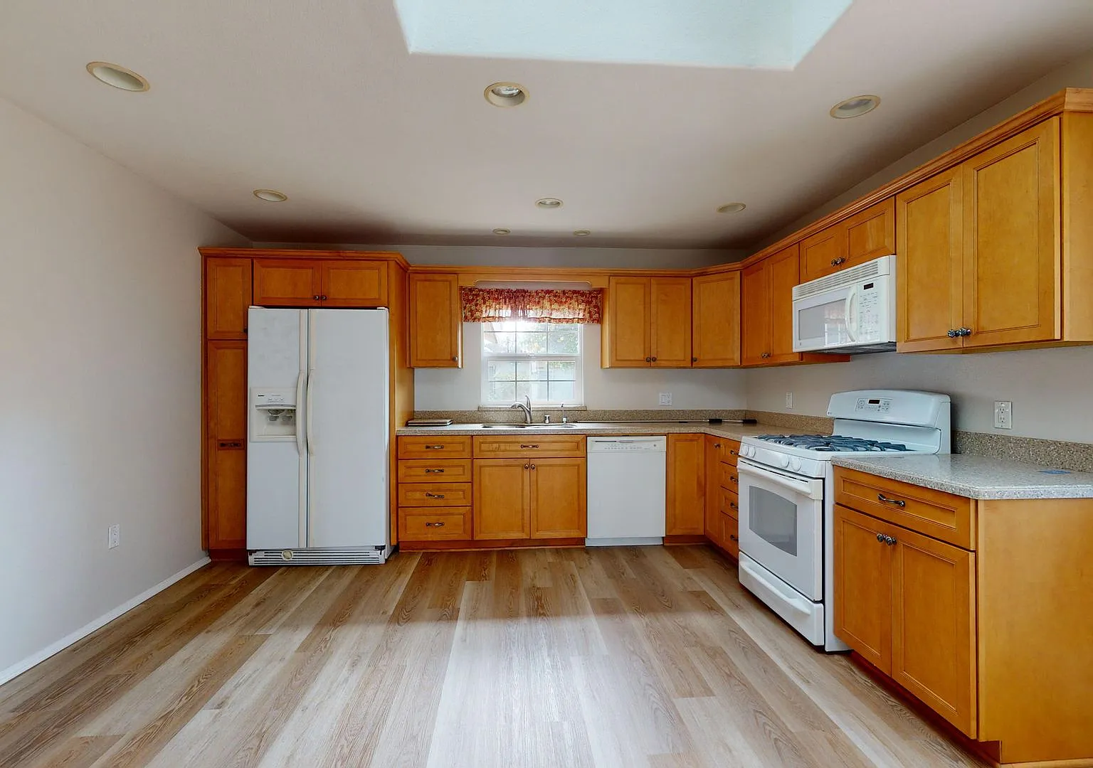 2 Bed, Plus Bonus Room, 2 Bath Coronado Cottage Available for Long Term Lease! Utilities Included! — Photo 4
