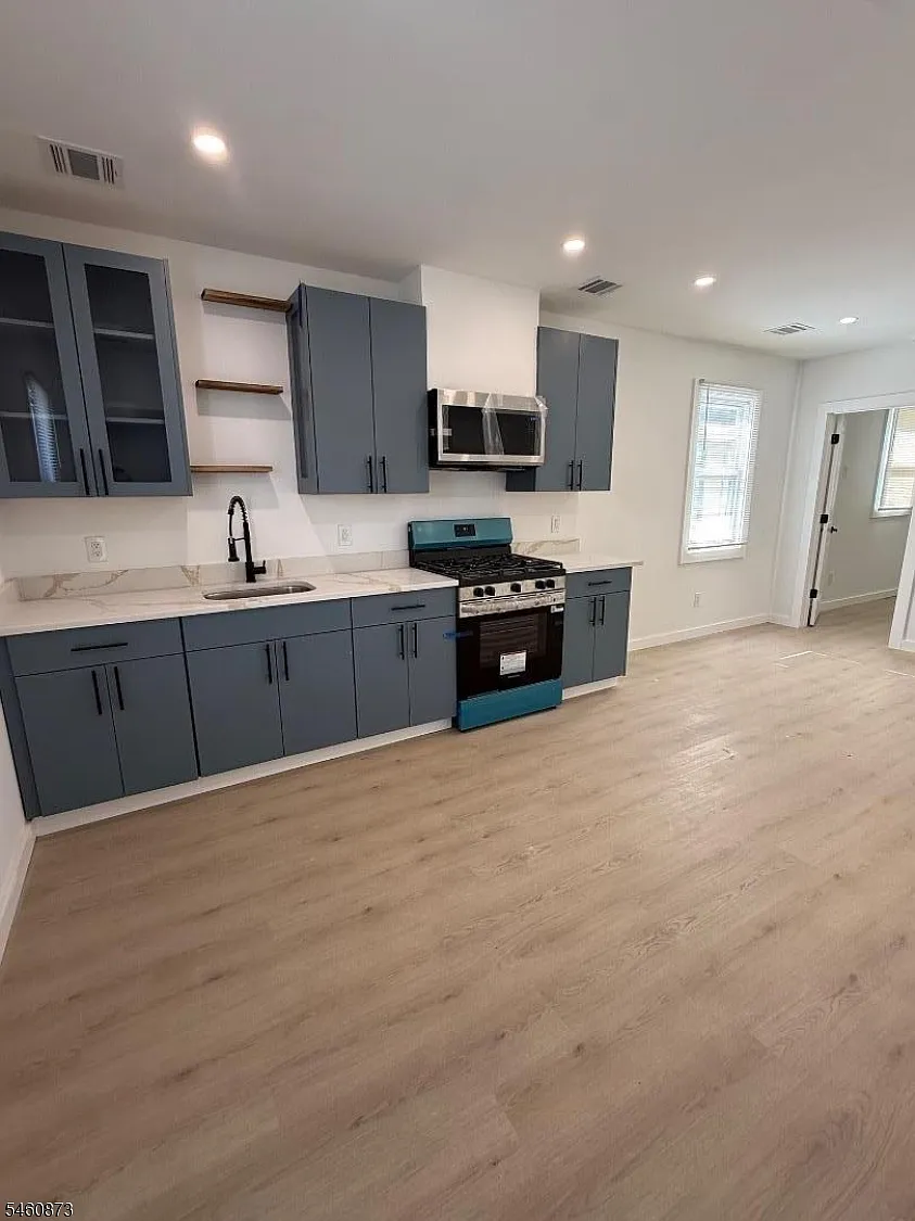 1 bed, 1.0 bath, $2,100 — Photo 1