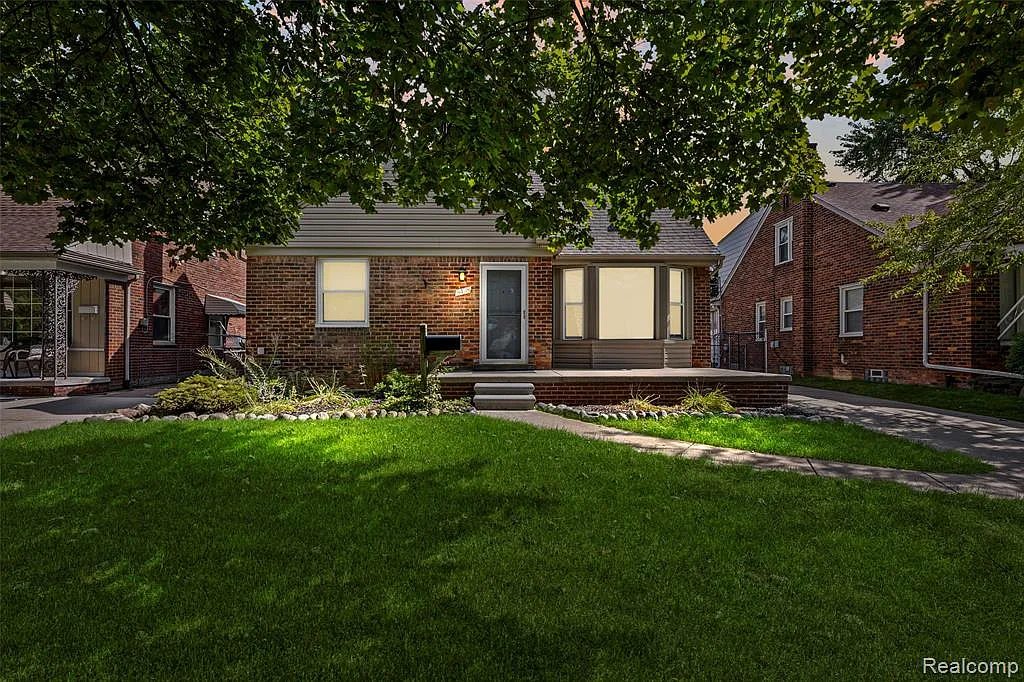 3 bed, 1.0 bath, 2114 sqft, $2,200 — Photo 1