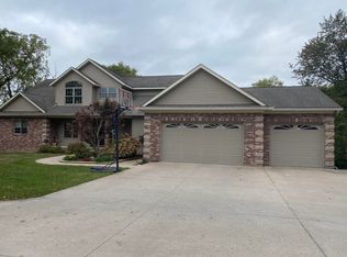 2688 Country Ct, Muscatine, IA 52761