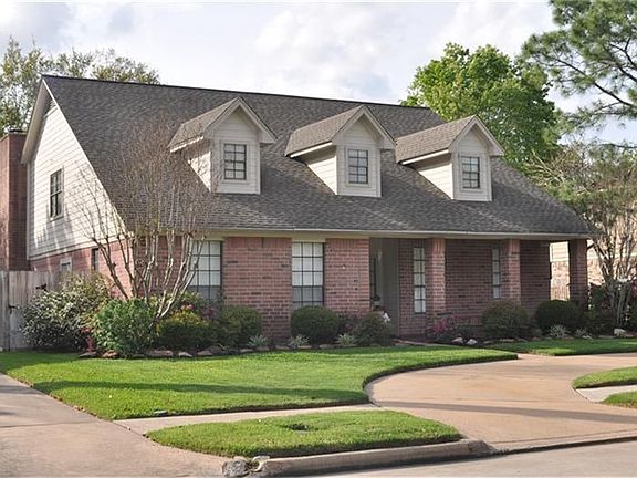 Mature Landscaping, Hardi plank, and brick!