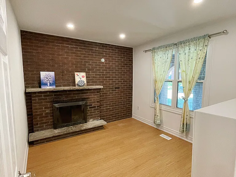48 Torrens Ave #MAIN — Photo 3