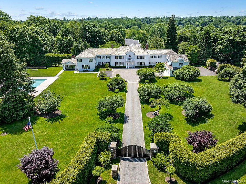 1st image of 6 Stoneleigh Manor Lane