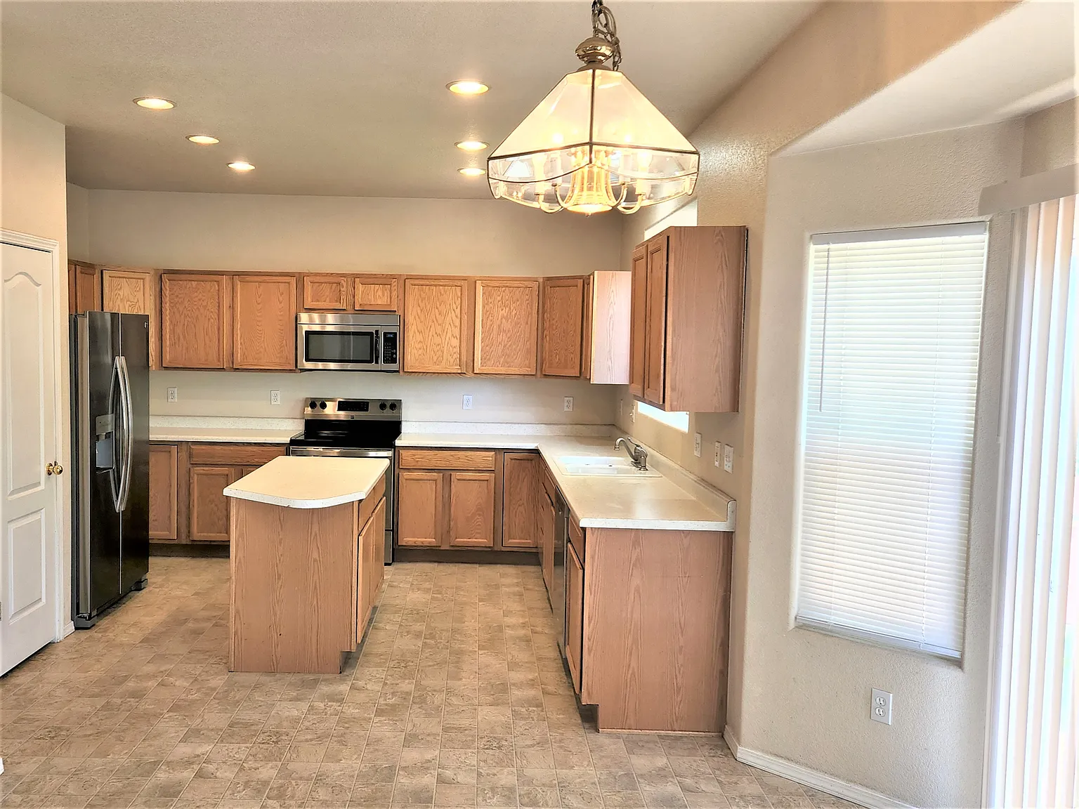 3 bed, 2698 sqft, $2,525 — Photo 2