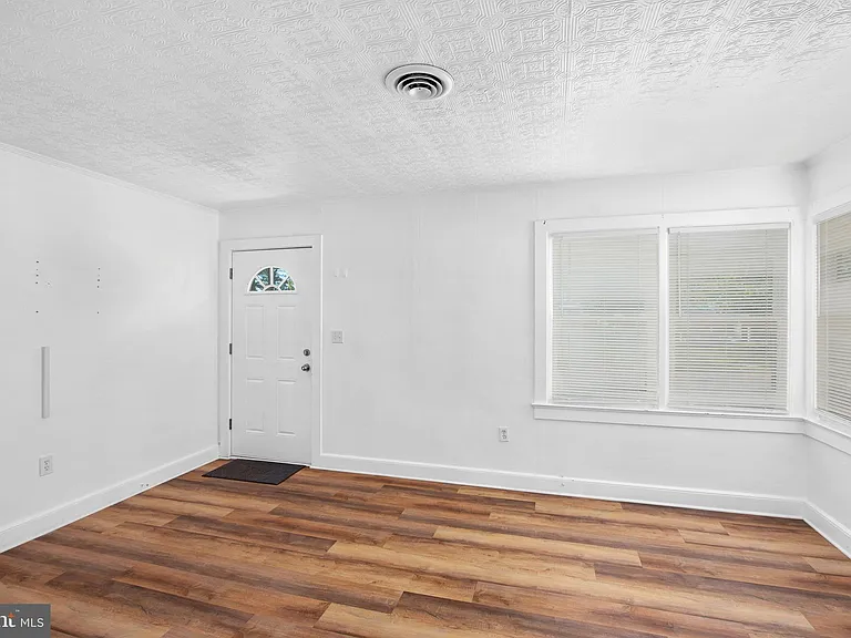 15 Sycamore Ave — Photo 8
