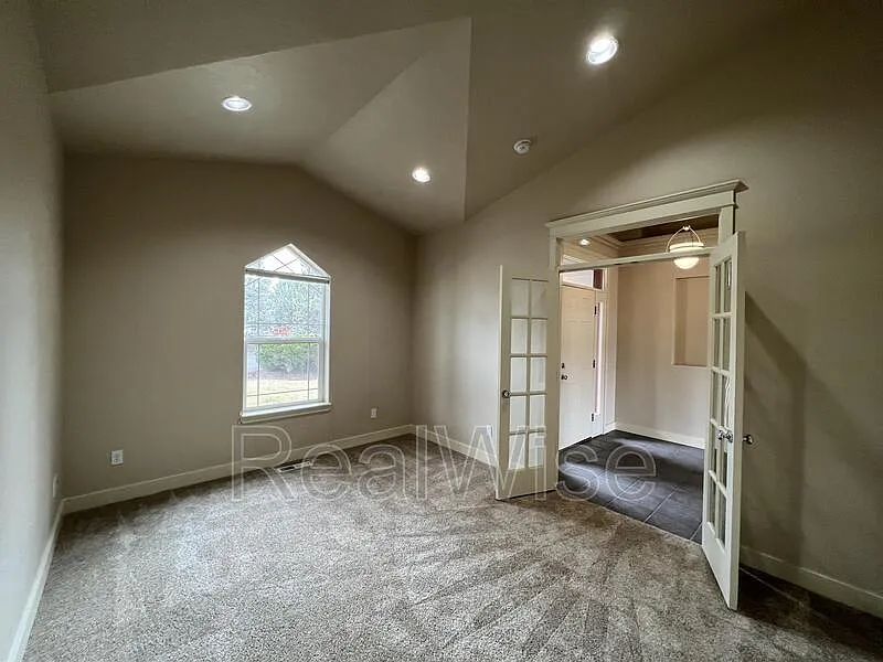 3 bed, 2.0 bath, 2000 sqft, $2,849 — Photo 4