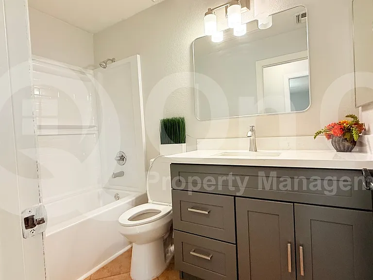 1103 E Grove St — Photo 25