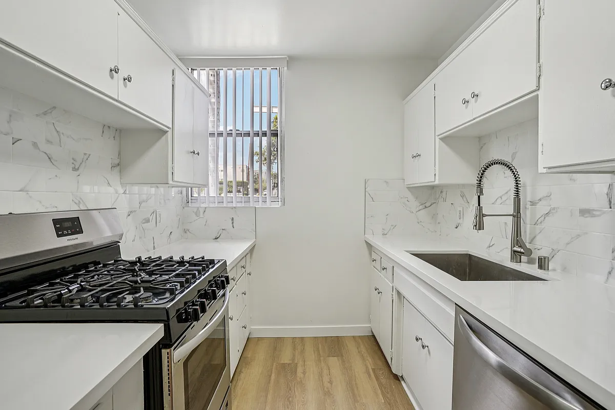 Building Photo - 1800 Prosser Ave #1