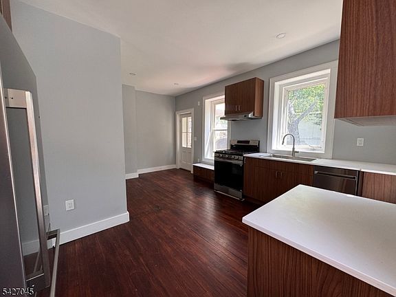 5th image of 31 Diller Ave