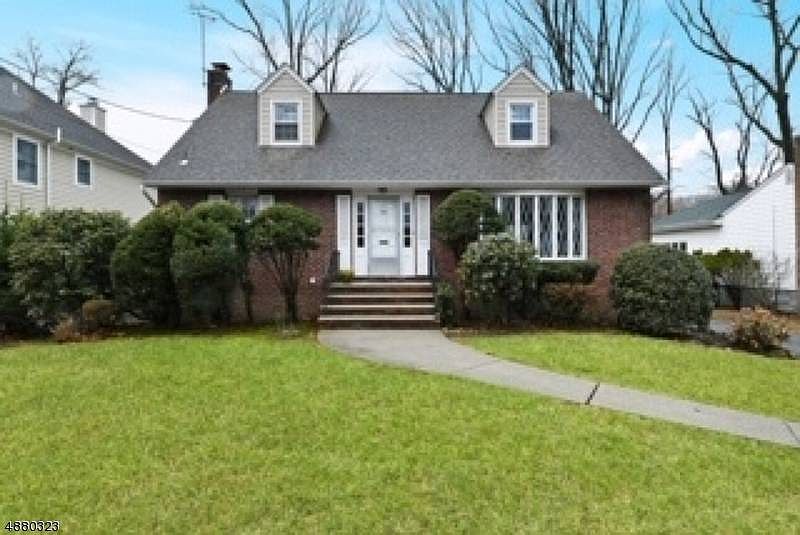 1st image of 305 Canterbury Dr