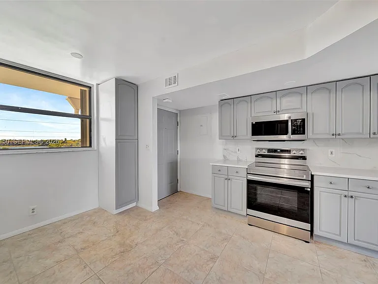 117 Lake Emerald Dr #408 — Photo 9