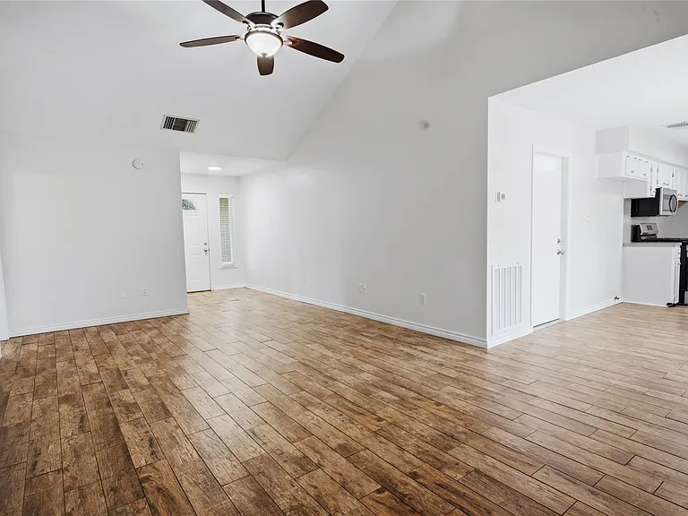 182 Greenleaf Ln — Photo 4