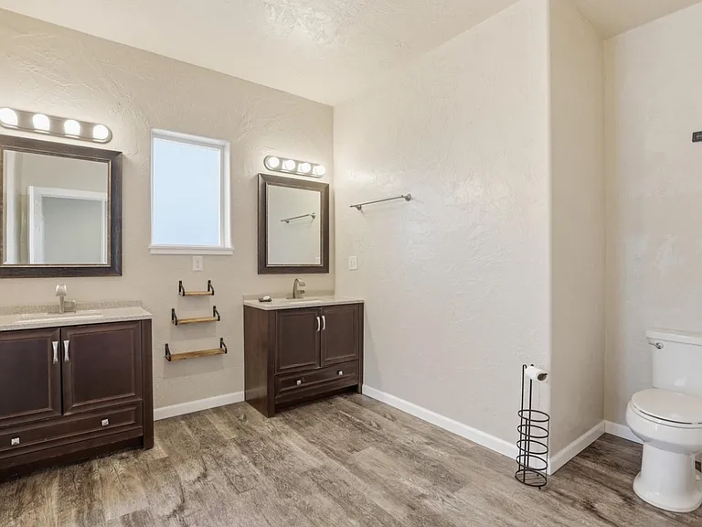 2725 N Miami Ct — Photo 10