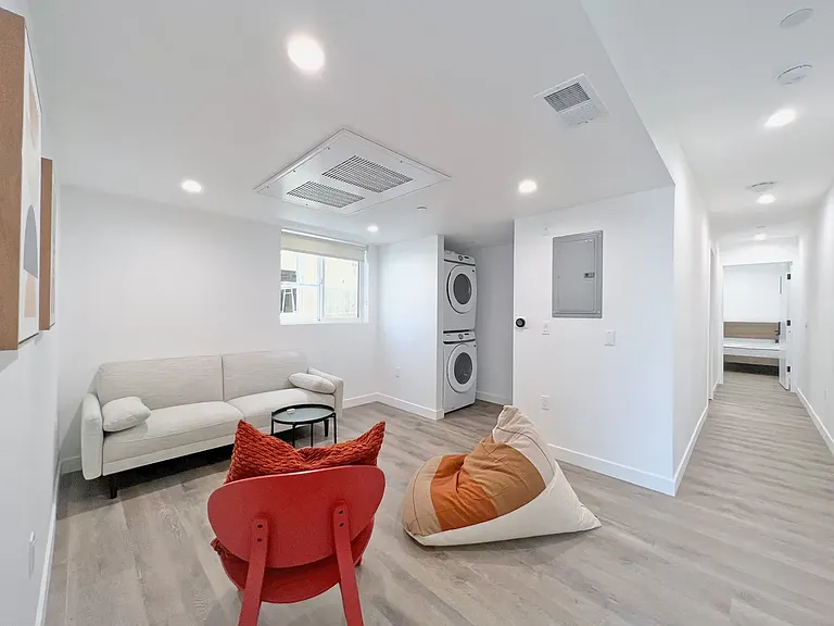 1368 W 35th St #8 — Photo 13