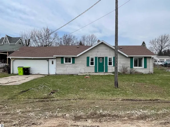 104 W Mineral St, Clare, MI 48617