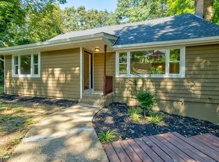 27 Lakeshore Dr, Oakland, NJ 07436