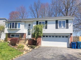 1747 Rosalyn Dr, Mineral Ridge, OH