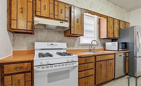 141 Davis Dr — Photo 3
