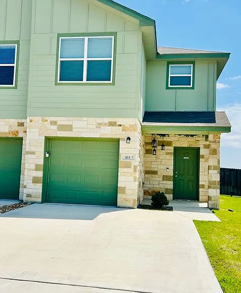 303 Green Valley Dr — Photo 1