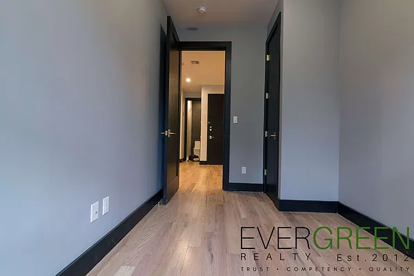 Rented by Evergreen Apartments BK | media 6