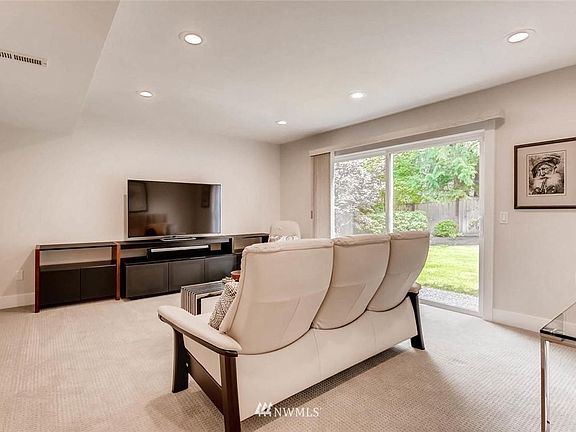 5th image of 16309 NE 46th Ct